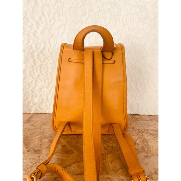 Vintage Coach daypack/backpack mini bag in mustard glovetanned leather 9960 - Picture 2 of 9